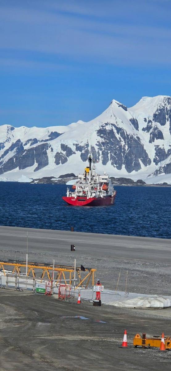 Украинский ледокол "Ноосфера" впервые пересек Южный полярный круг