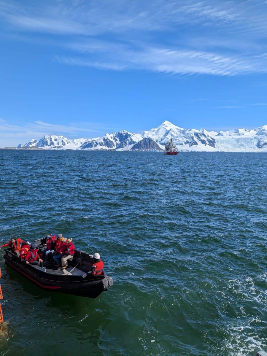 Украинский ледокол "Ноосфера" впервые пересек Южный полярный круг
