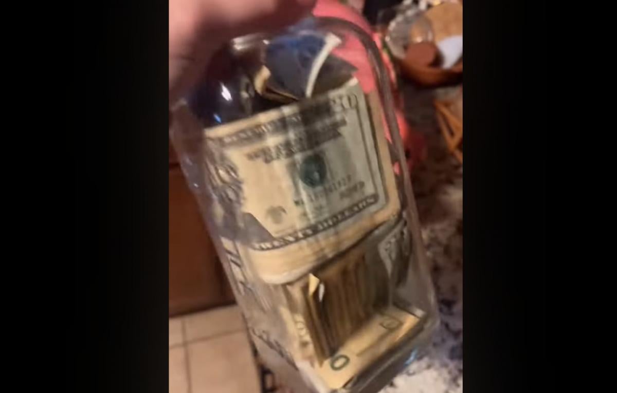 Жінка купила скарбничку в секонд-хенді: всередині на неї чекав сюрприз