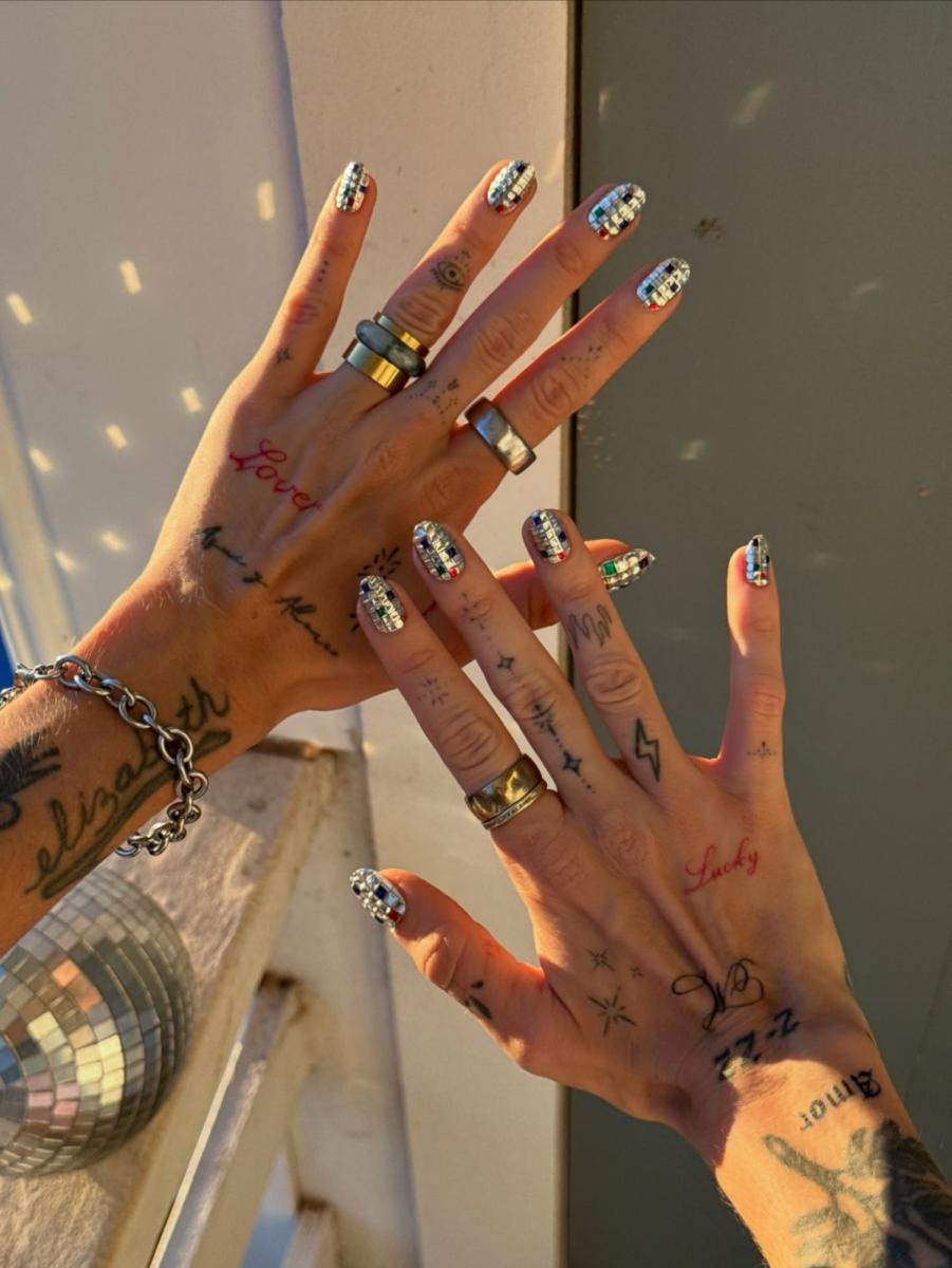 7 идей новогоднего маникюра 2026, которые поразят всех 7 идей новогоднего маникюра 2026, которые поразят всех