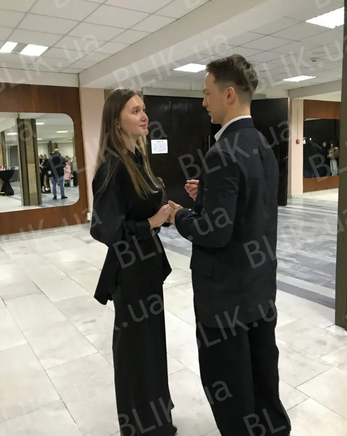 Який вигляд має дівчина Олександра Терена