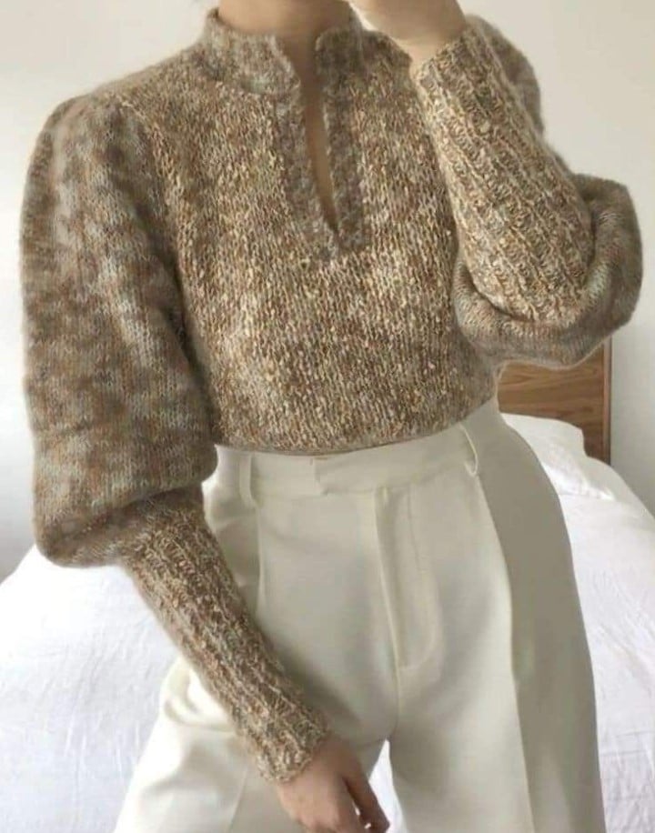 Светр з незвичним кроєм