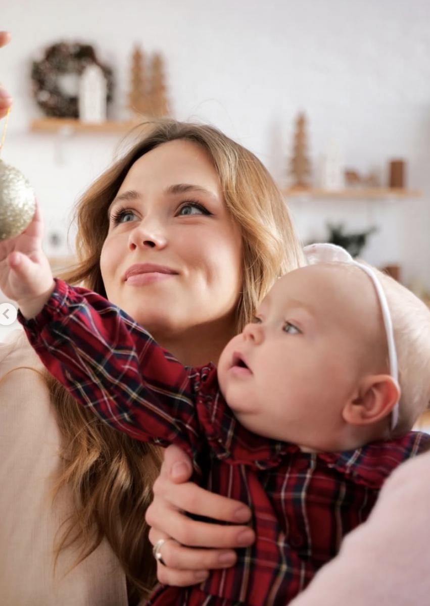 Анна Кошмал впервые показала лицо дочери 