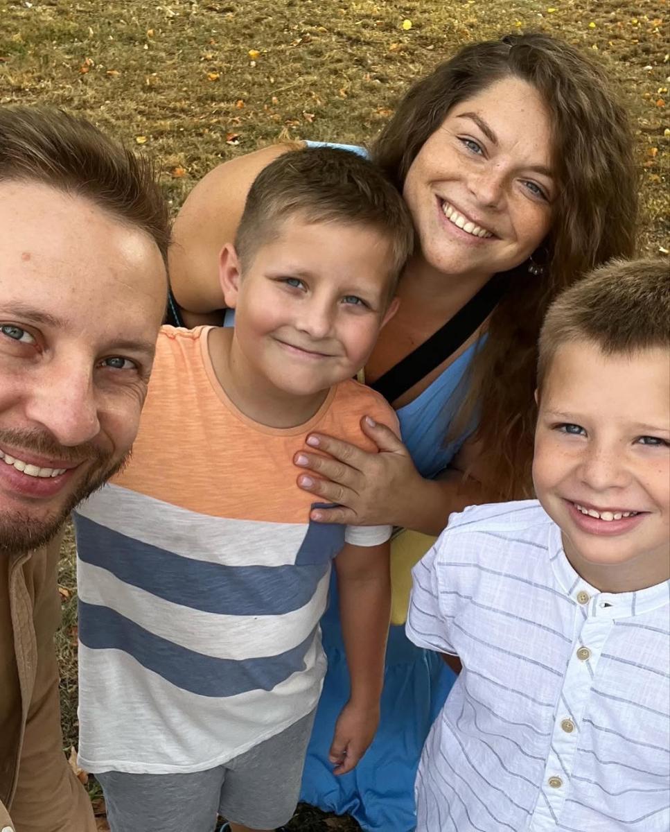 Неля Шовкопляс із чоловіком і синами