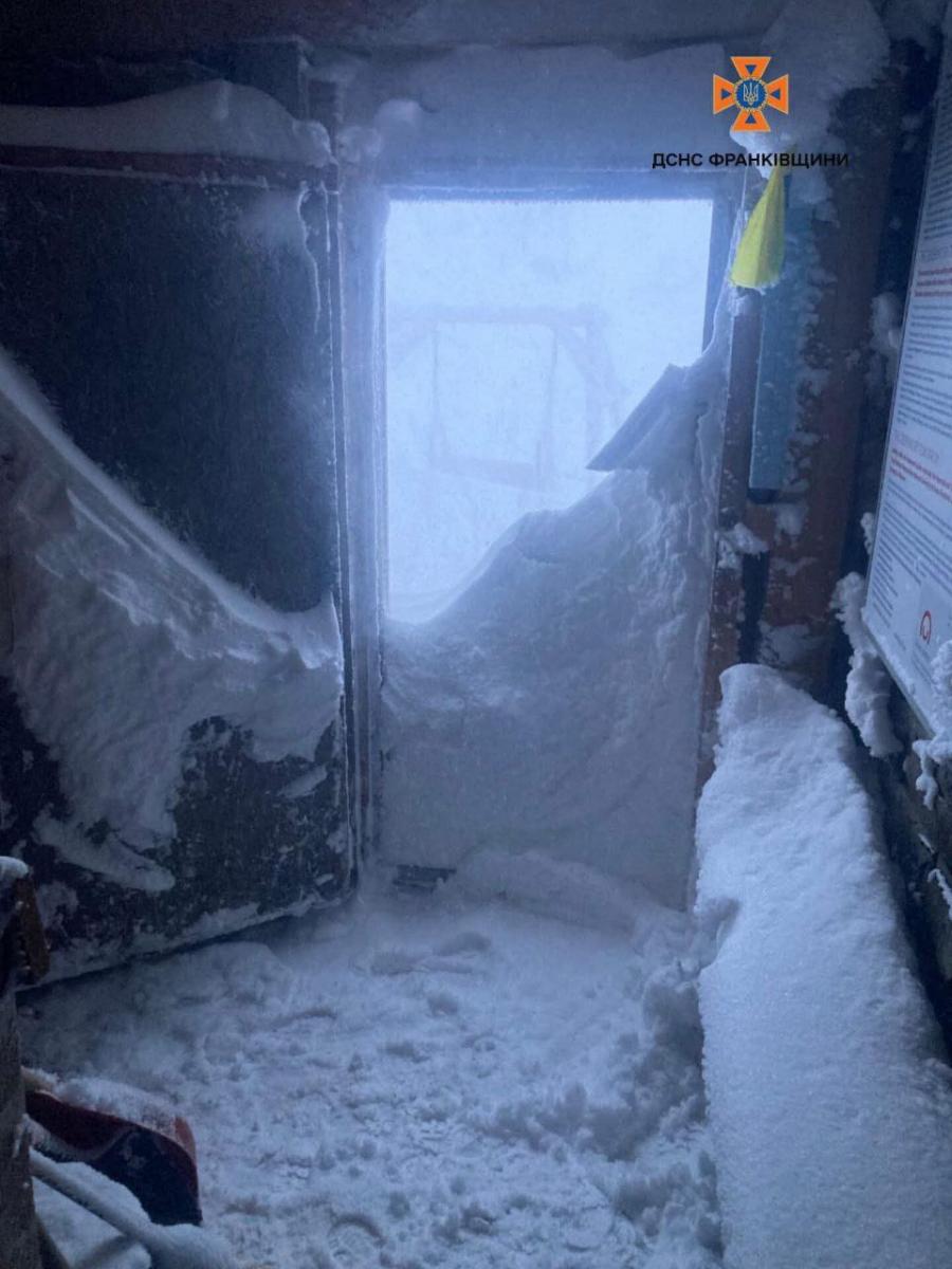 На високогір'ї випало багато снігу 