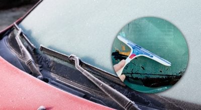 Скребок не понадобится: простой способ защитить лобовое стекло от мороза