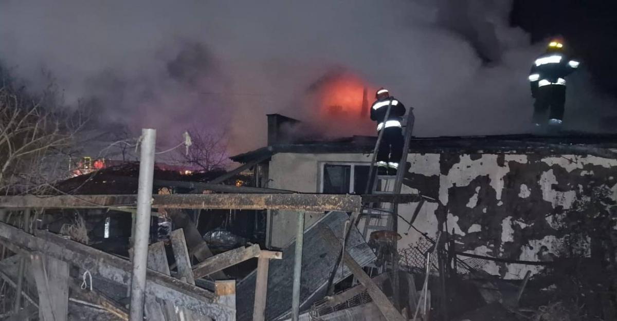 Пряме влучання в житловий будинок та пожежа: деталі удару РФ по Чернігову