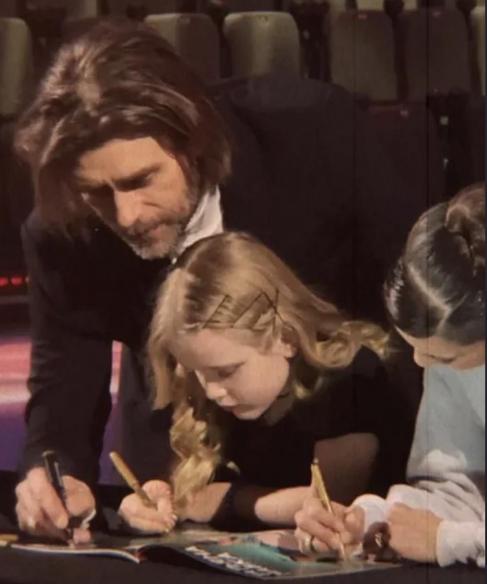 Дочка Анастасії Заворотнюк роздала автографи 