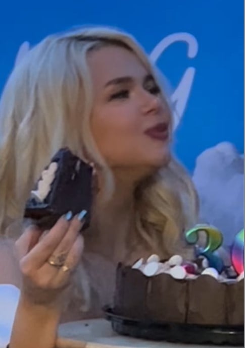 Аліна Гросу насолоджується їжею