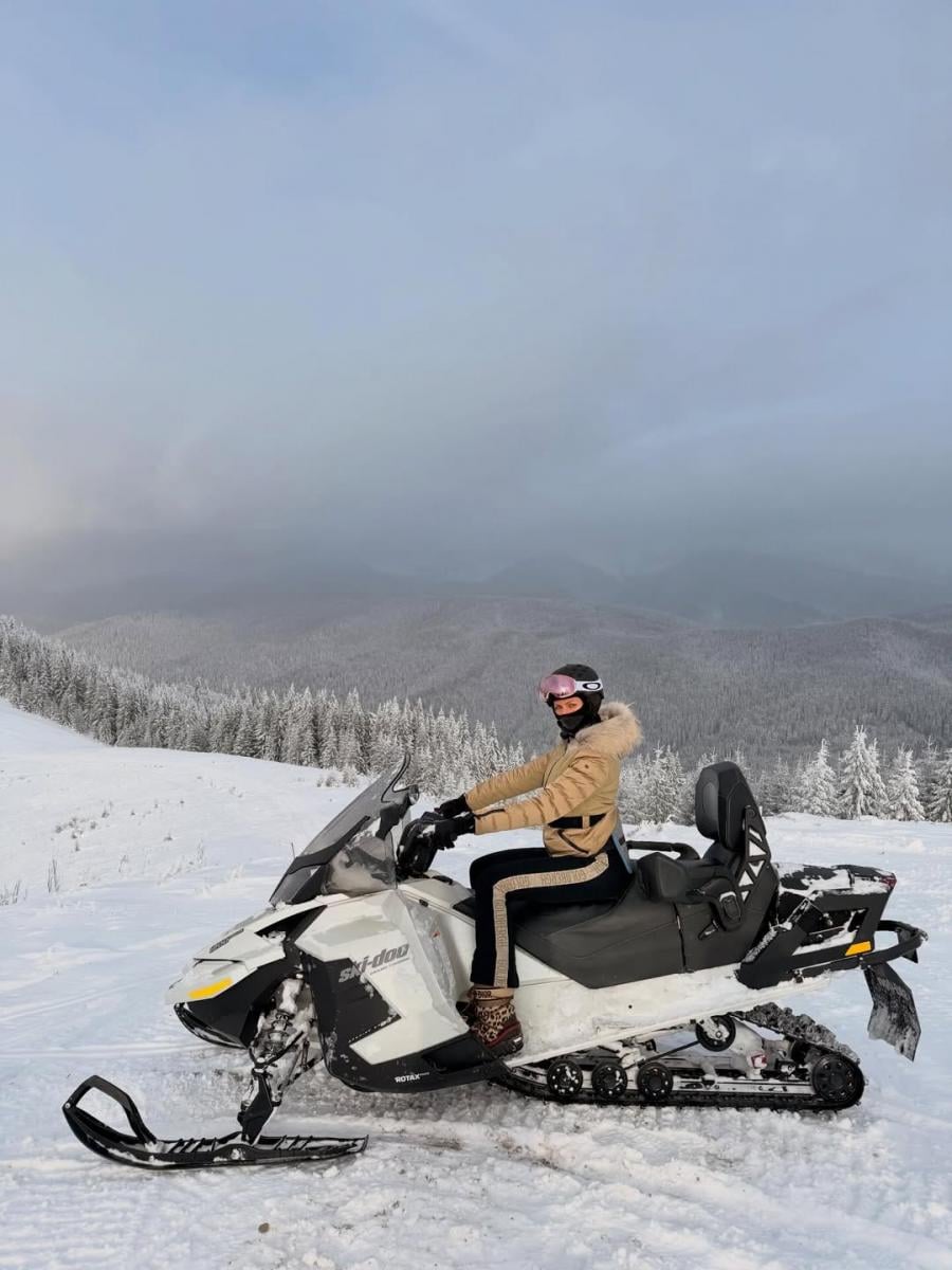 Леся Нікітюк у брендових чоботях
