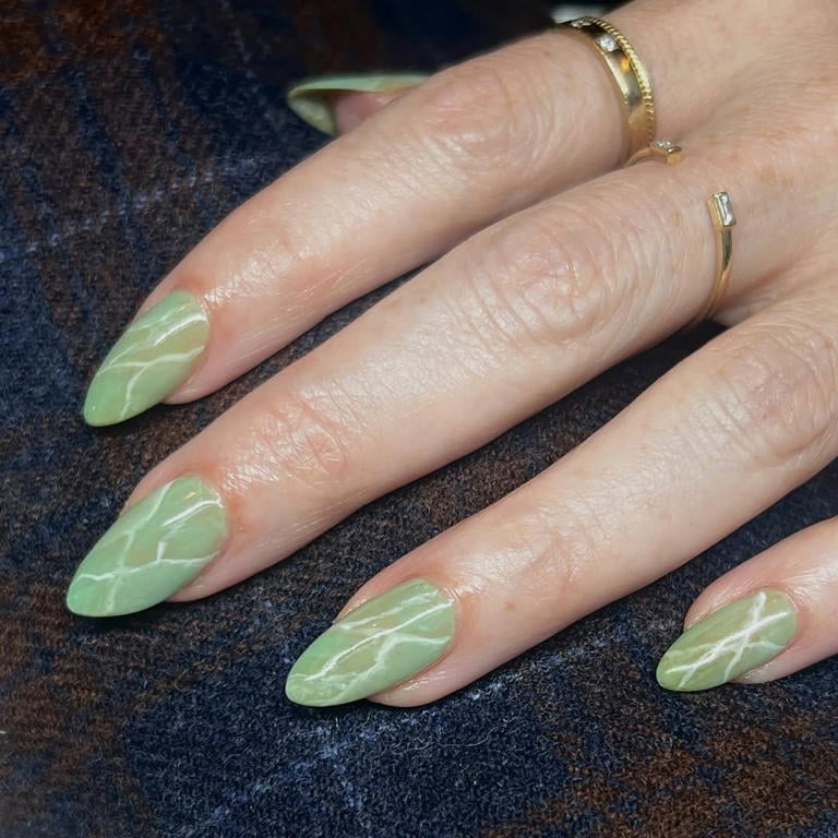 Трендовий віддтінок манікюру 2026 року, який притягує успіх і достаток Трендовий віддтінок манікюру 2026 року, який притягує успіх і достаток