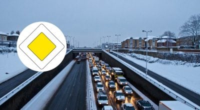 Чи потрібно включати поворот на головній дорозі: остаточна відповідь інструктора