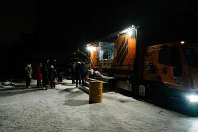 "Не могли залишитись осторонь": ветерани Трійки створили мобільні пункти незламності для киян