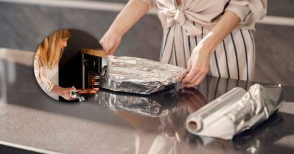 Блискучою чи матовою: якою стороною насправді треба класти фольгу