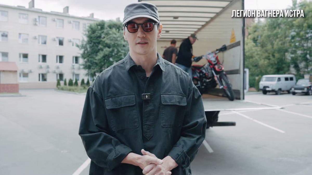 Нурлан Сабуров передає мотоцикли армії РФ