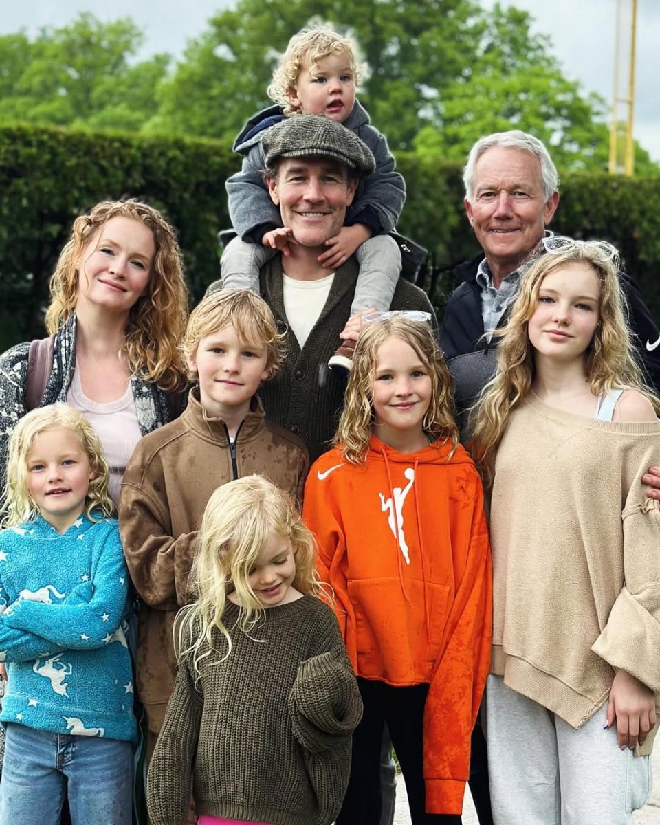 Джеймс Ван Дер Бік з родиною