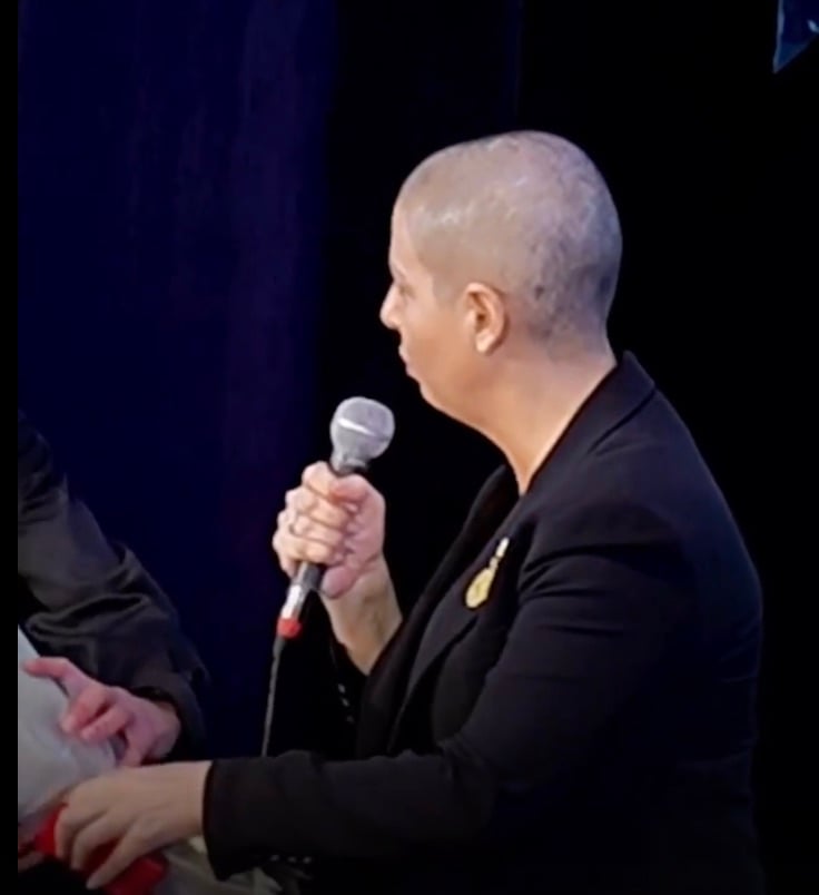 Симоньян вышла на сцену без парика 