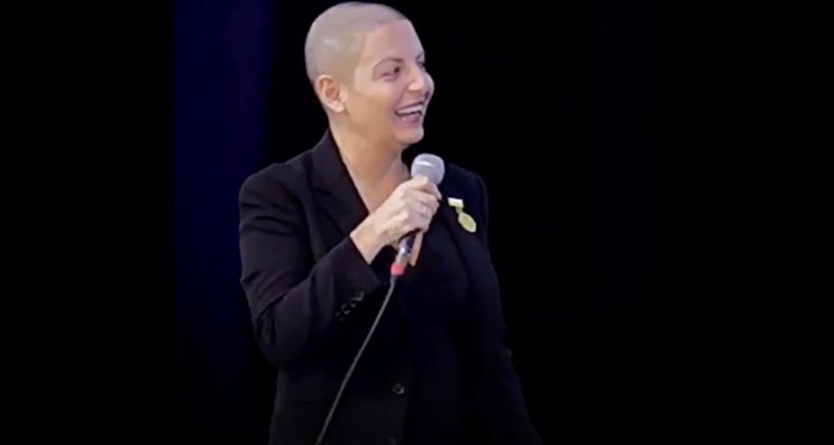 Сімоньян вийшла на сцену без перуки 