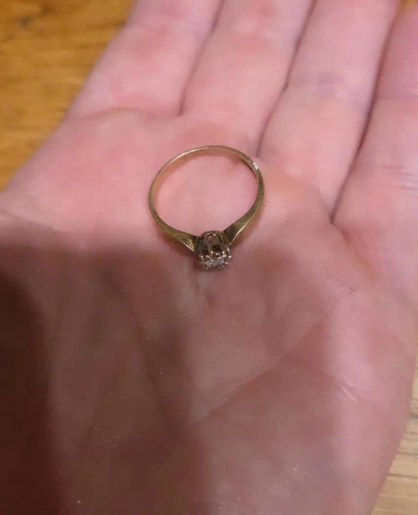 Жінка знайшла золоте кільце під час ремонту будинку