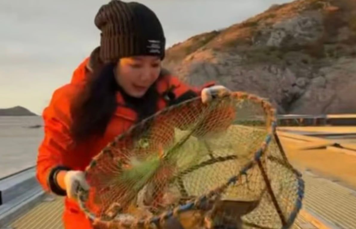 Женщина ловит рыбу рядом с необитаемым островом