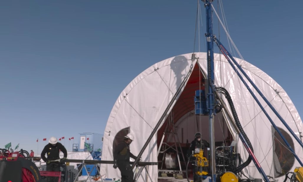 Ученые пробурили лед на 228 метров