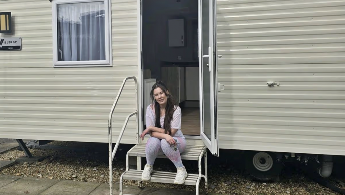 Британка рядом со своим домом на колесах