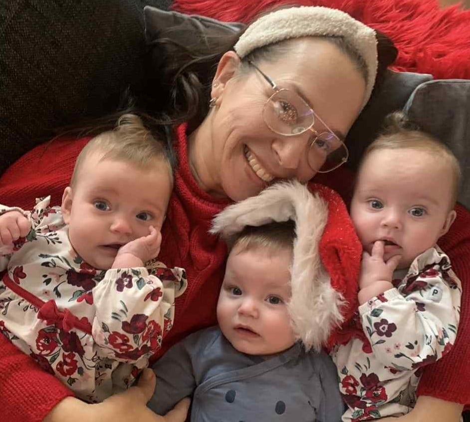 Марі Густавссон зі своїми трійнятами