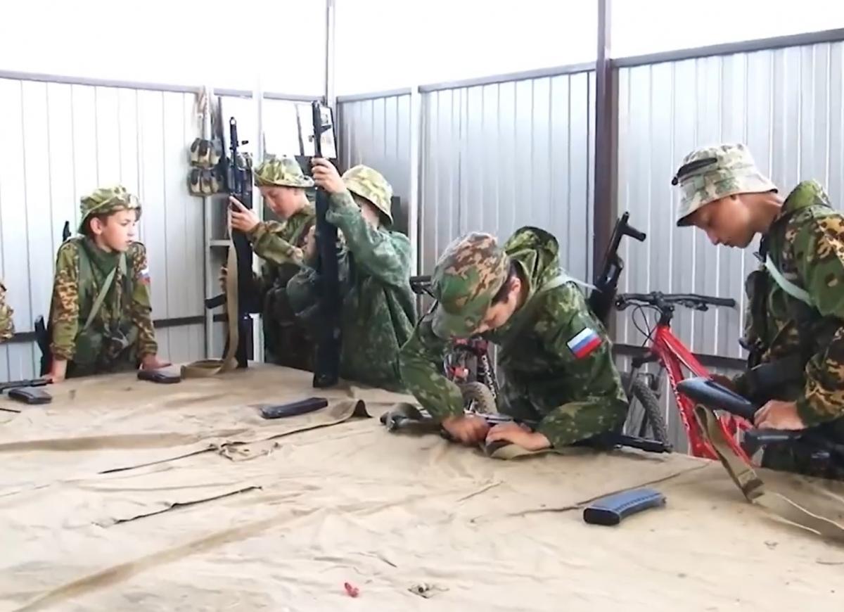 Російських дітей з садочка та школи вчать збирати автомати, а навчають їх ті, хто пройшов "СВО"