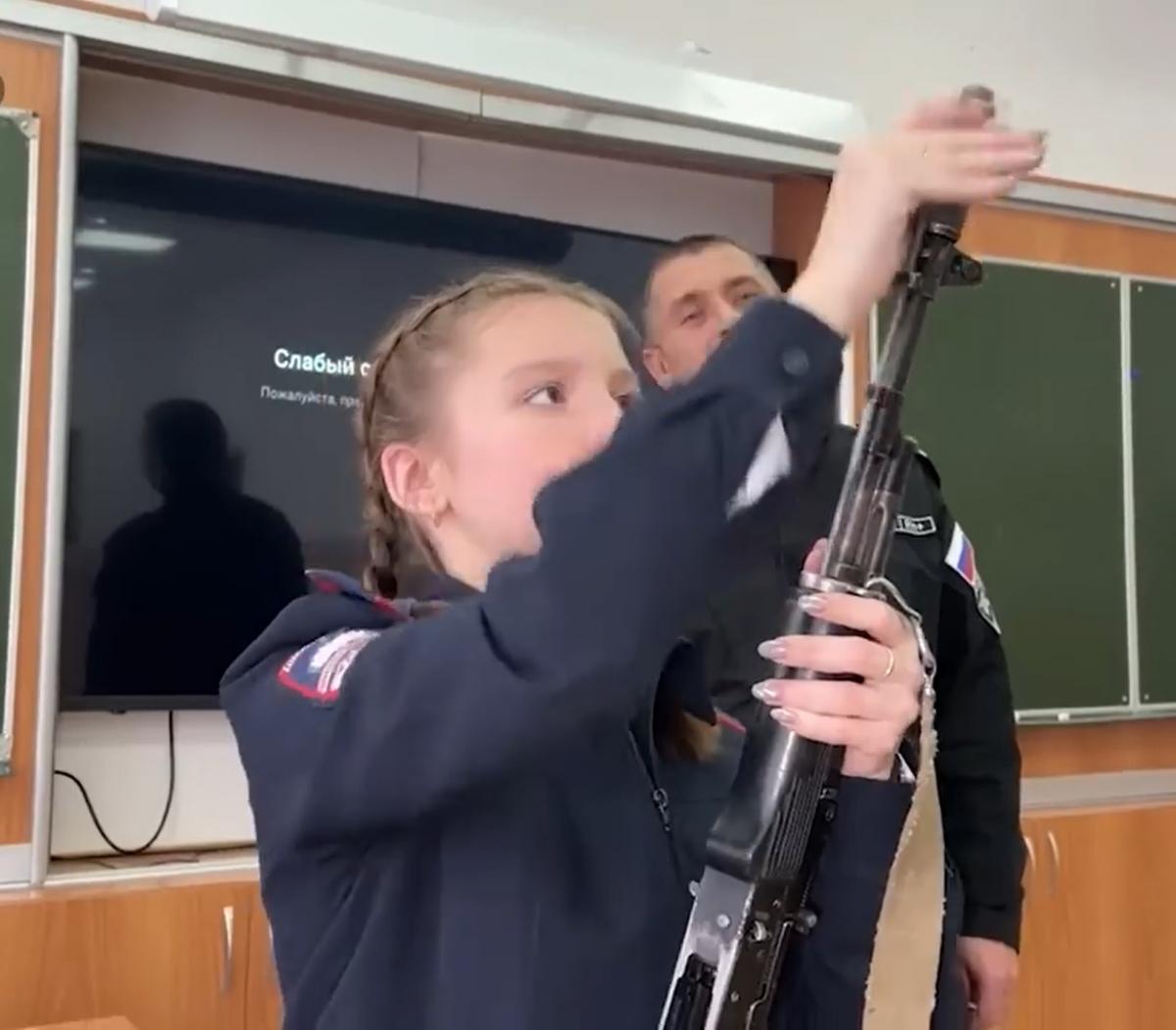 Російських дітей з садочка та школи вчать збирати автомати, а навчають їх ті, хто пройшов "СВО"