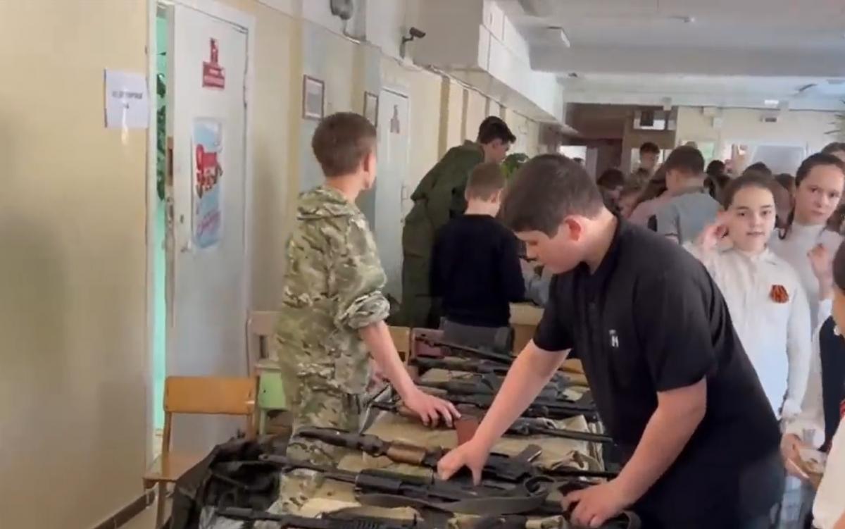 Російських дітей з садочка та школи вчать збирати автомати, а навчають їх ті, хто пройшов "СВО"
