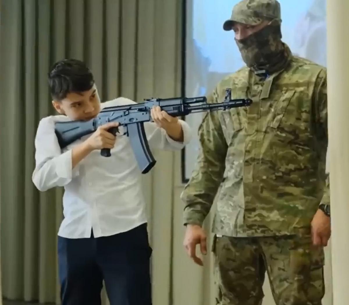 Російських дітей з садочка та школи вчать збирати автомати, а навчають їх ті, хто пройшов "СВО"