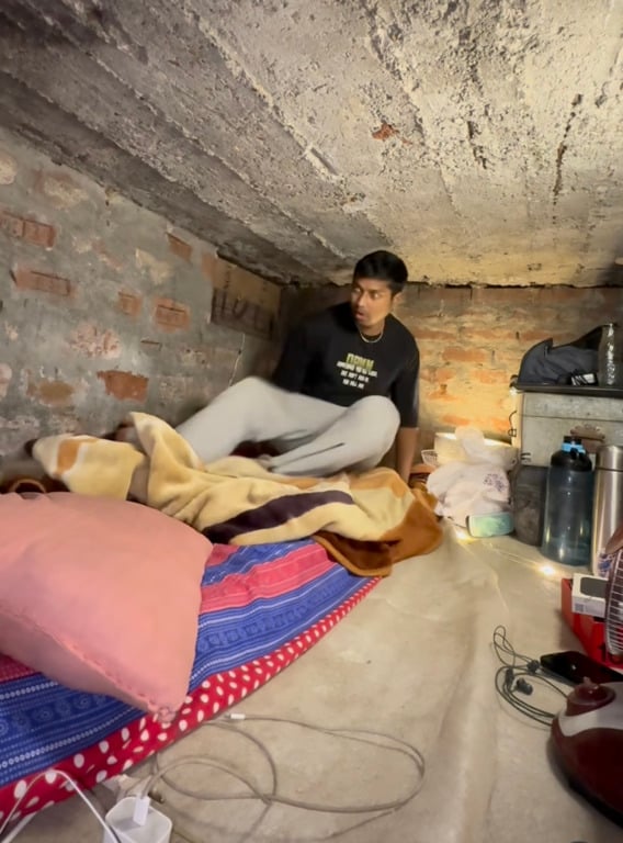 У маленький будинок чоловіка заповзла змія