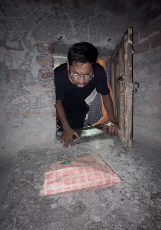 Вхід у дуже маленький будинок