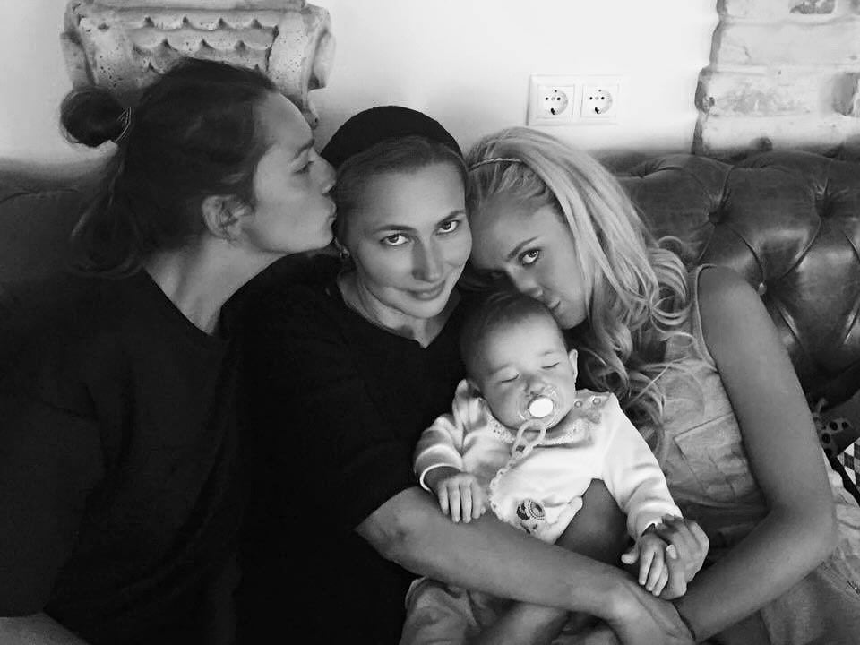 Олена Мозгова з доньками