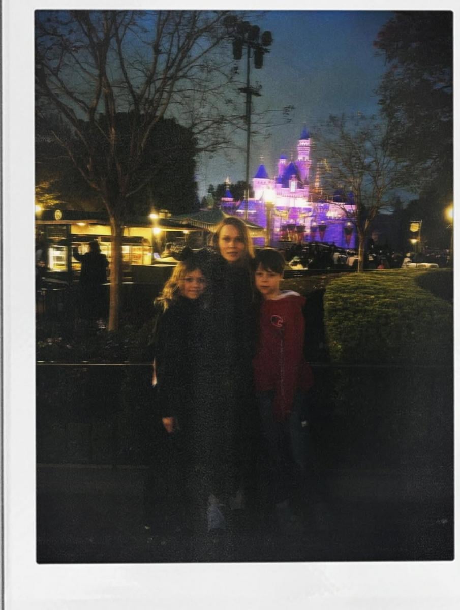 Ольга Фреймут з дітьми в Діснейленді