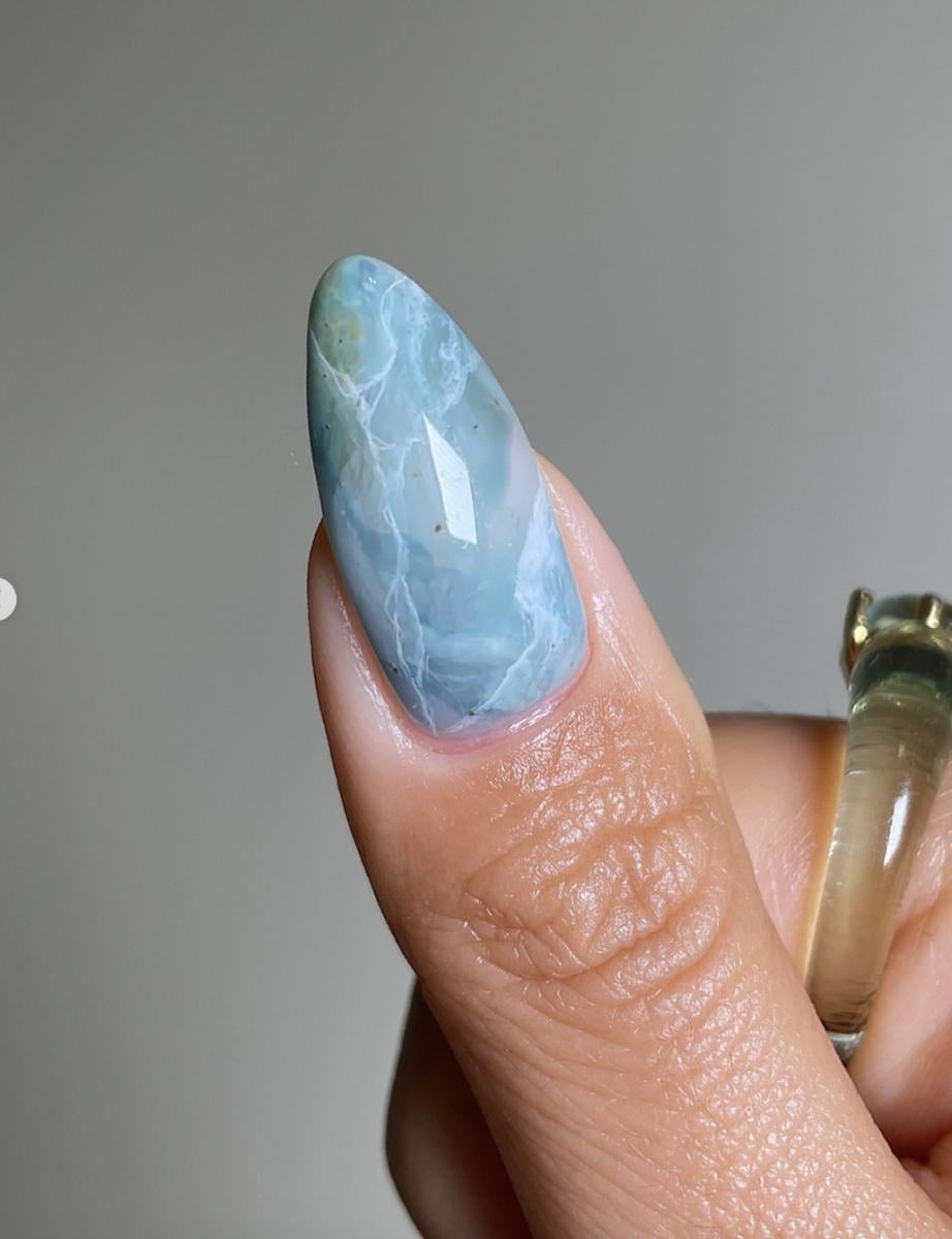 Акварельні нігті - тренд весни 2026 року Акварельні нігті - тренд весни 2026 року