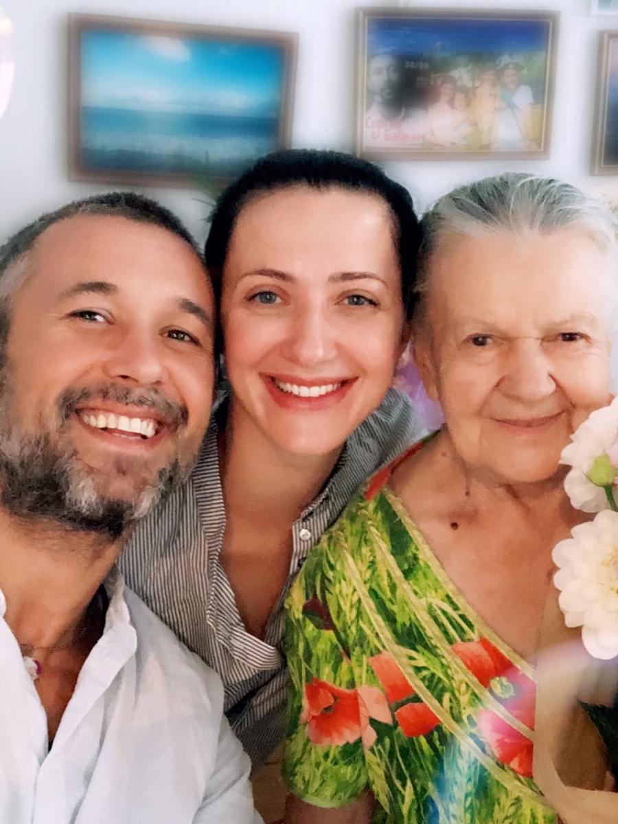 Сніжана Бабкіна з бабусею і чоловіком