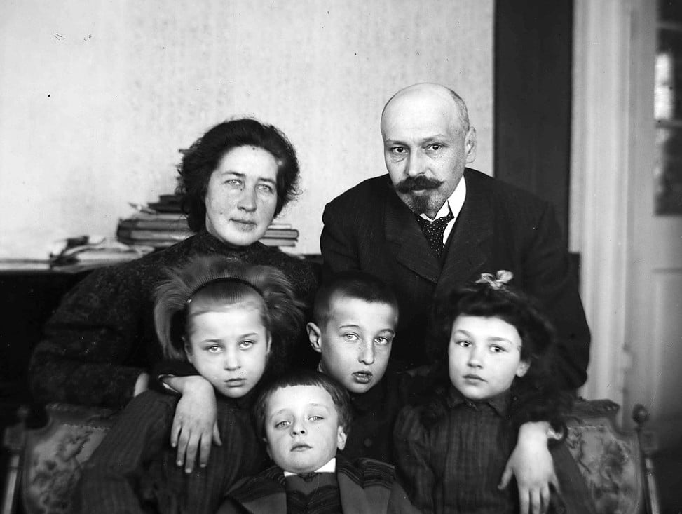 Віра Коцюбинська з чоловіком і дітьми