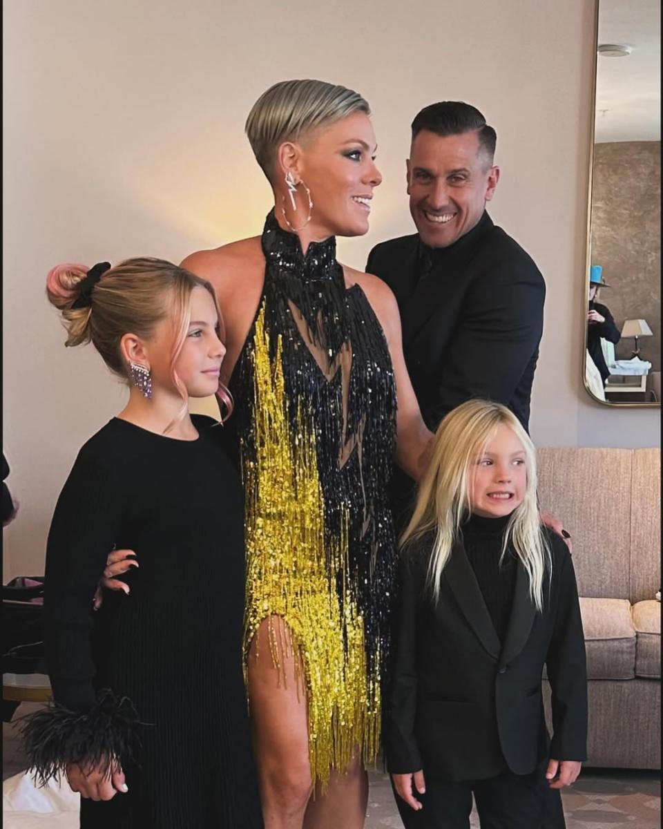 Пинк с семьей