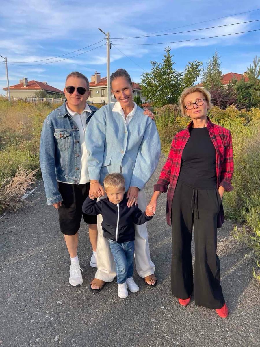 Катерина Осадча та Юрій Горбунов з мамою Оленою