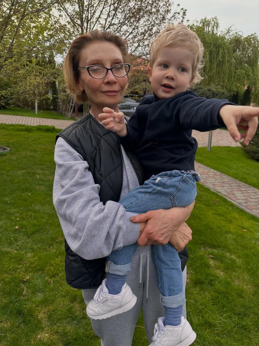 Олена Осадча з онуком