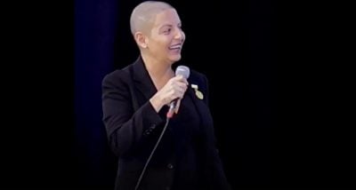 Сімоньян вийшла на сцену без перуки Сімоньян вийшла на сцену без перуки