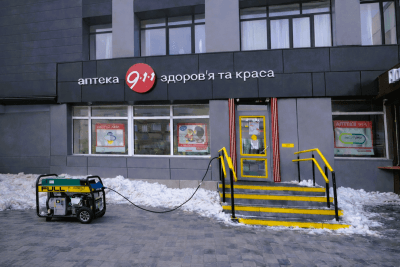 "Аптеки 9-1-1" під час війни стають справжніми пунктами підтримки: історія роботи у прифронтовому Ізюмі
