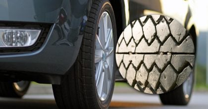 Можуть розірватися прямо під час руху: водіїв закликали перевірити шини