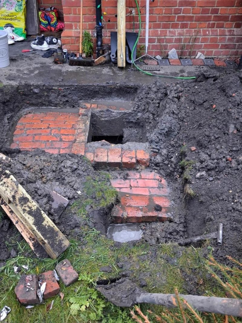 Під землею ховалося щось дивне: жінка садила яблуню і знайшла загадкову споруду