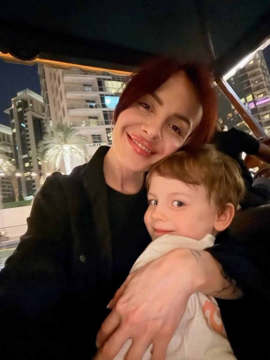 MamaRika застрягла в Дубаї з сином