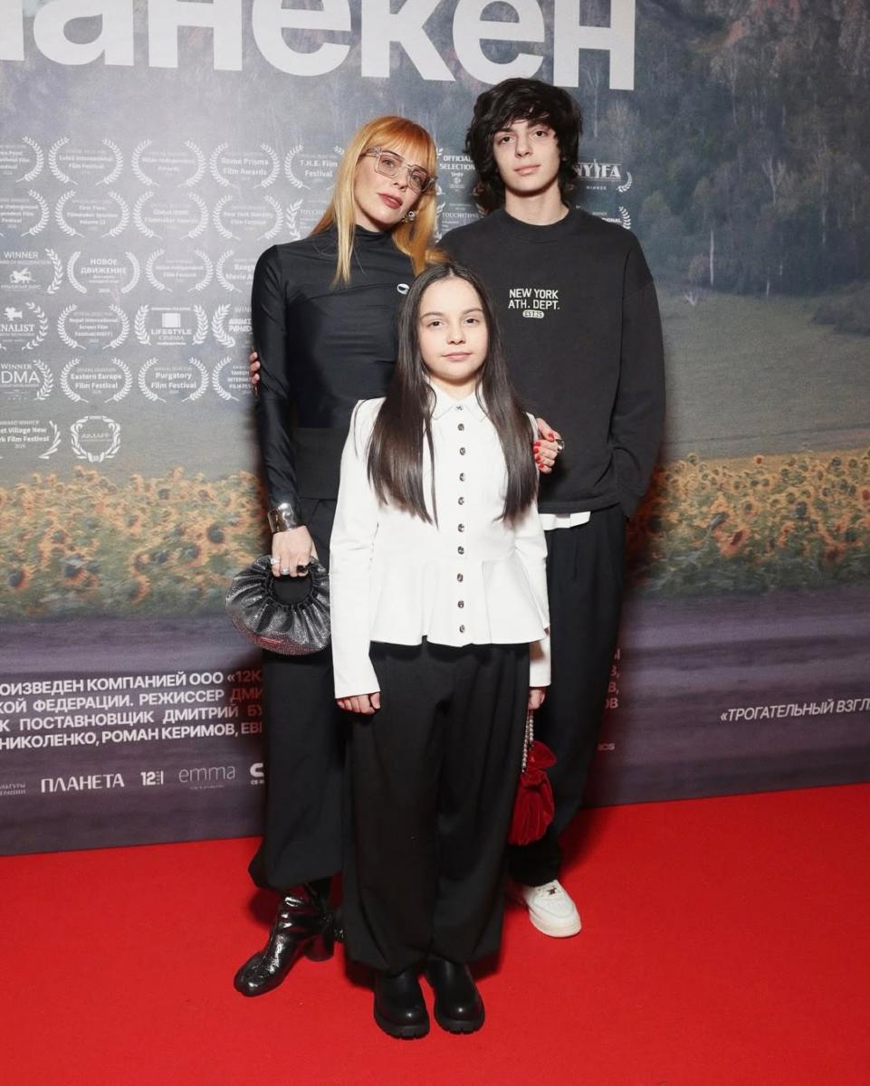 Анастасия Стоцкая с сыном и дочерью