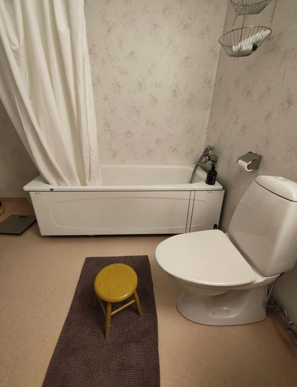 Табурет в ванной комнате удивил мужчину