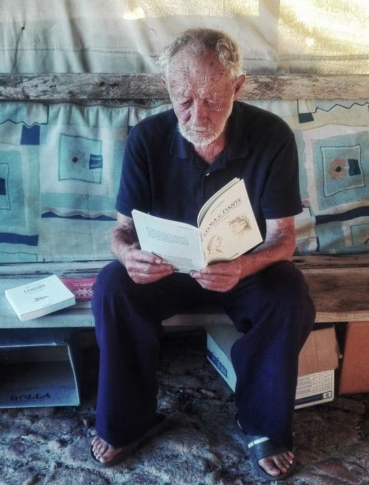 Мужчина жил в старой хижине на острове Мужчина жил в старой хижине на острове