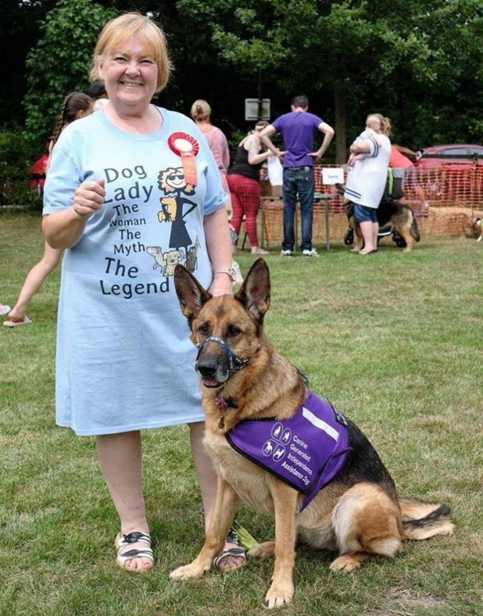 Незвичайна поведінка собаки допомогла жінці виявити рак